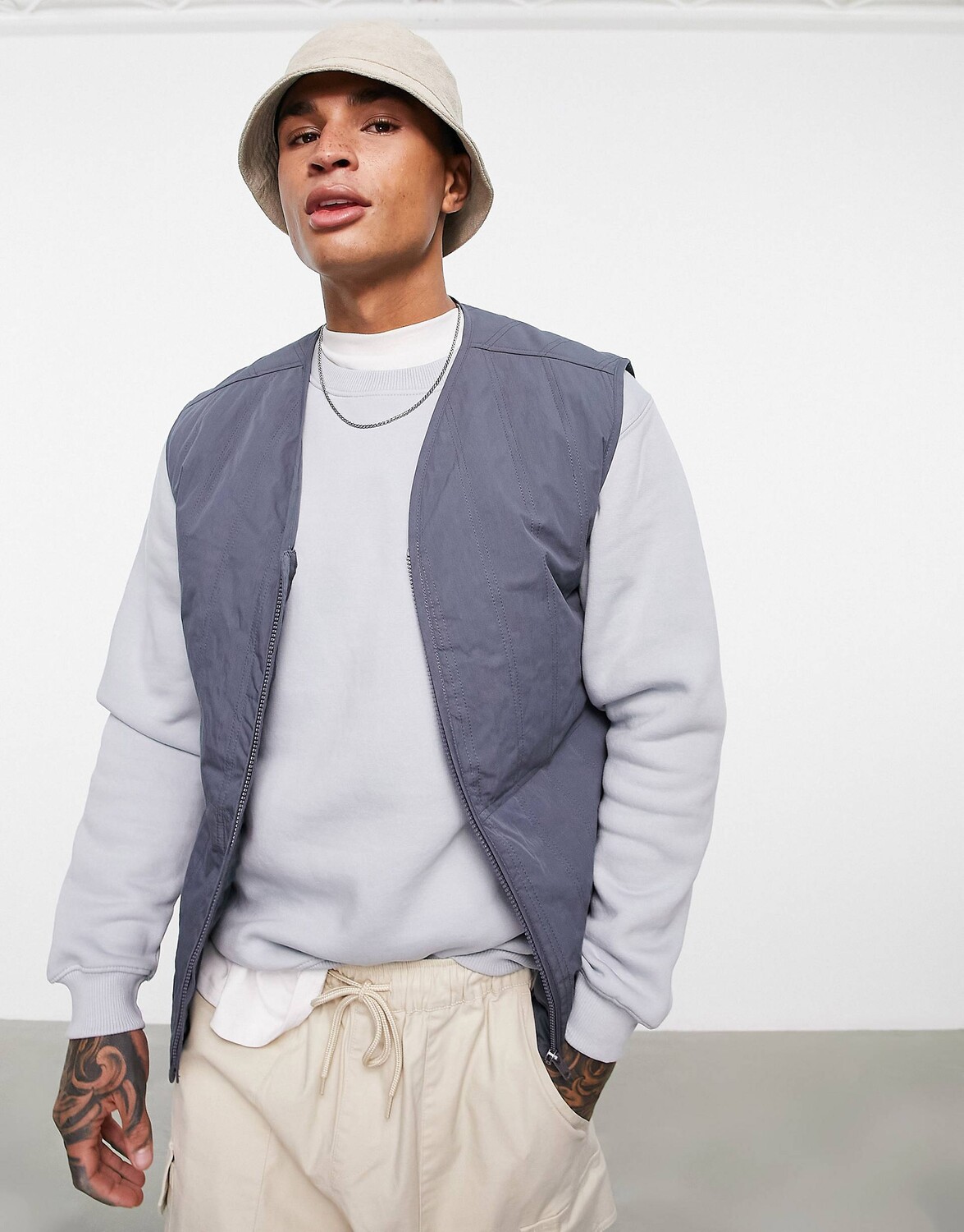 

Легкий стеганый жилет серого цвета ASOS DESIGN