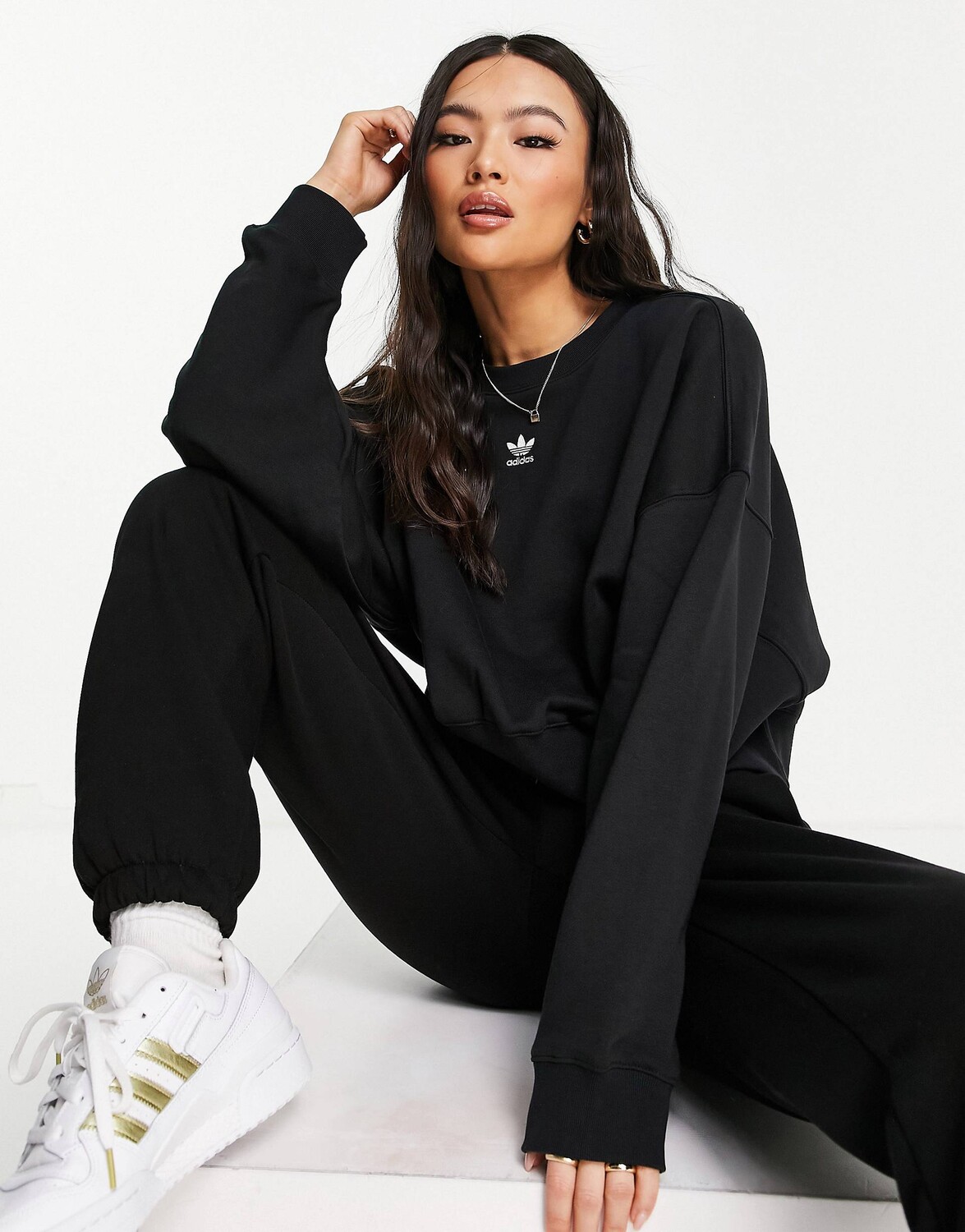 

Черная укороченная толстовка adidas Originals Essentials, Черный