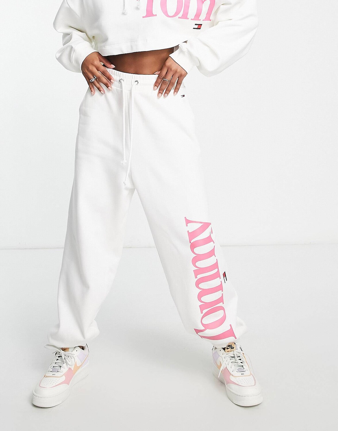 

Белые джоггеры с логотипом Tommy Jeans