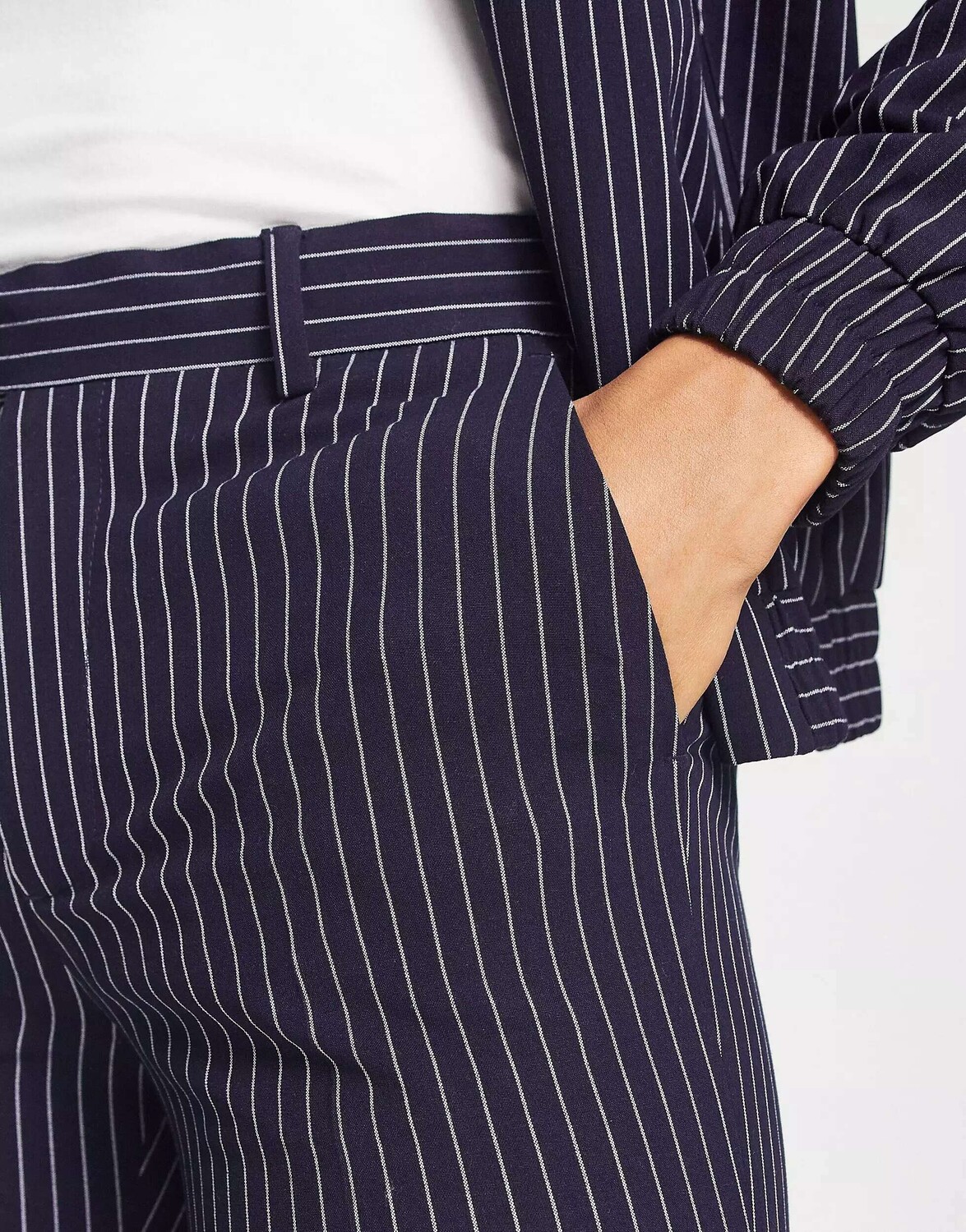 

Темно-синие однотонные узкие брюки в тонкую полоску ASOS, Синий