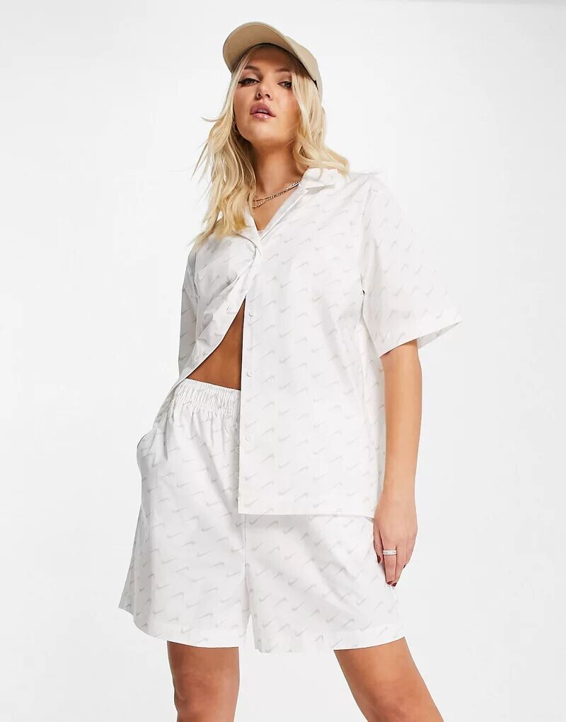 

Белая рубашка с логотипом Nike Everyday Modern