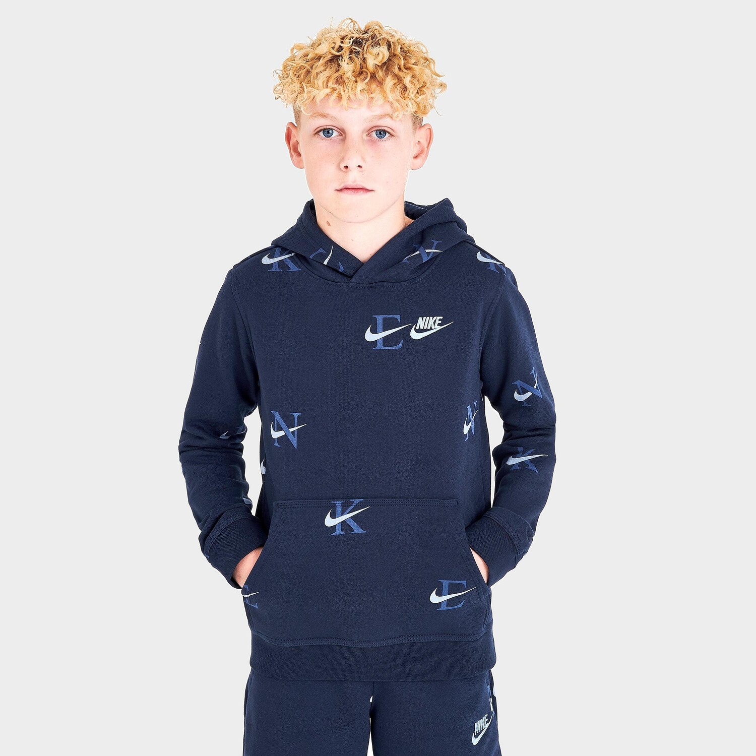 

Худи Nike Sportswear Club с монограммой по всей поверхности для мальчиков, синий
