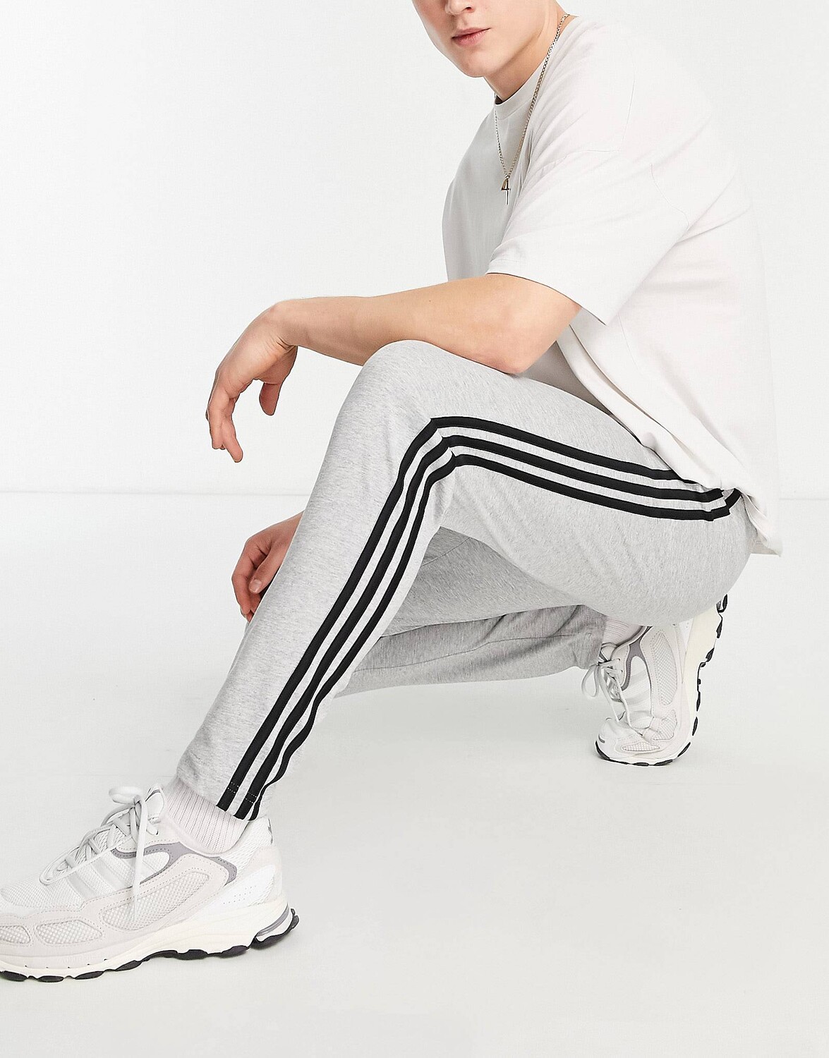 

Серые джоггеры с 3 полосками adidas Sportswear Essential