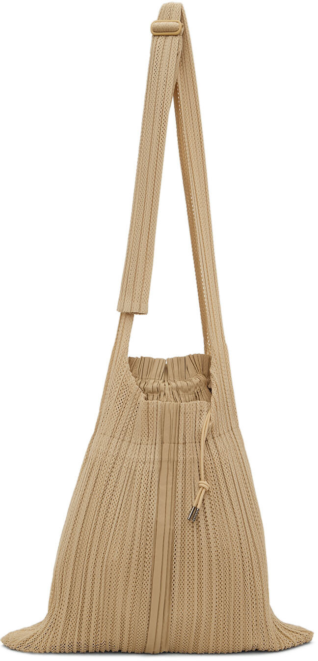 

Бежевая сетчатая сумка со складками Pleats Please Issey Miyake