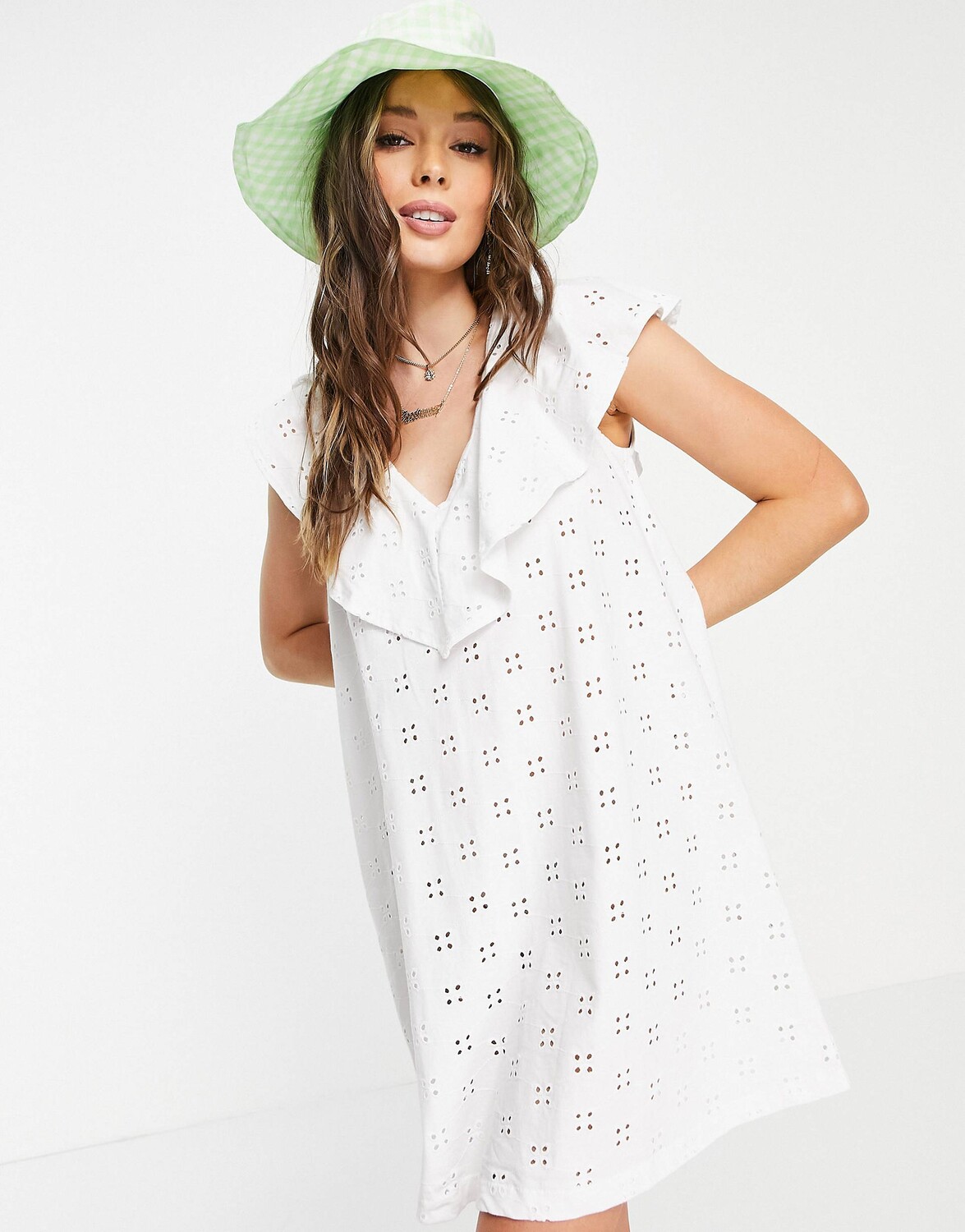 

Белое многослойное платье с вышивкой и оборками ASOS DESIGN