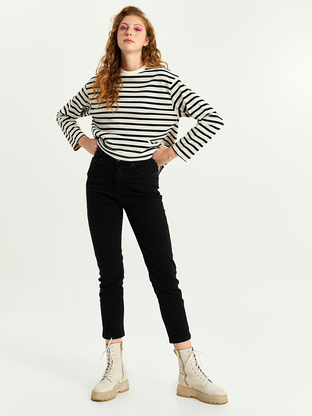 

Женские джинсы Mom Fit с прямыми карманами и деталями Xside