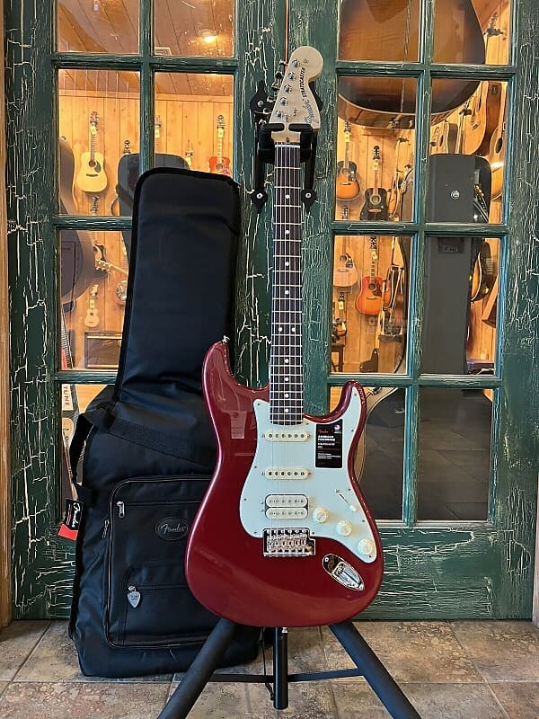 

Электрогитара Fender American Performer Stratocaster Strat в красном цвете баклажана с сумкой Deluxe Gig Bag