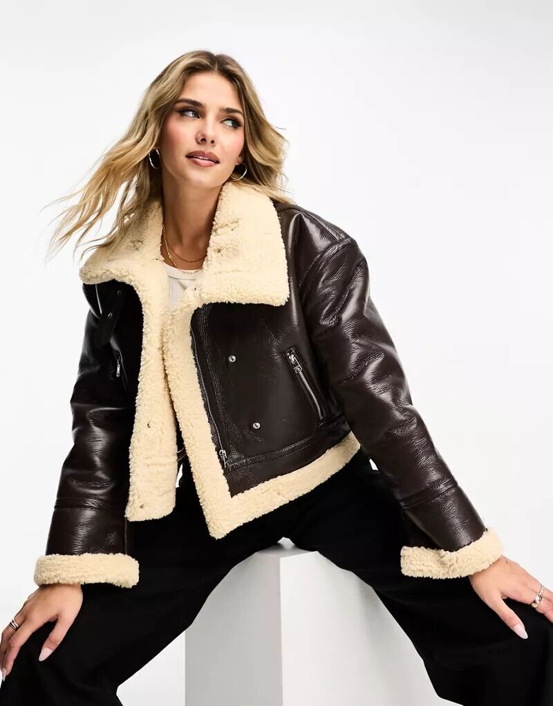 

Темно-коричневая укороченная куртка-пилот Pull&Bear с отделкой из искусственного меха
