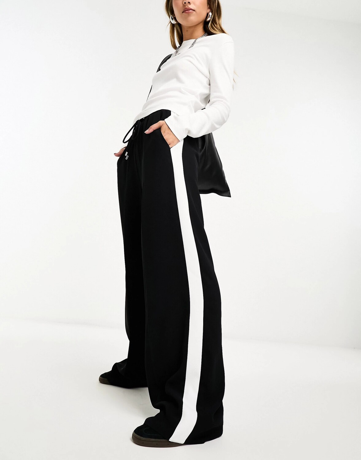 

Брюки River Island Jogger Style Tailored With Side Stripe, черный/белый