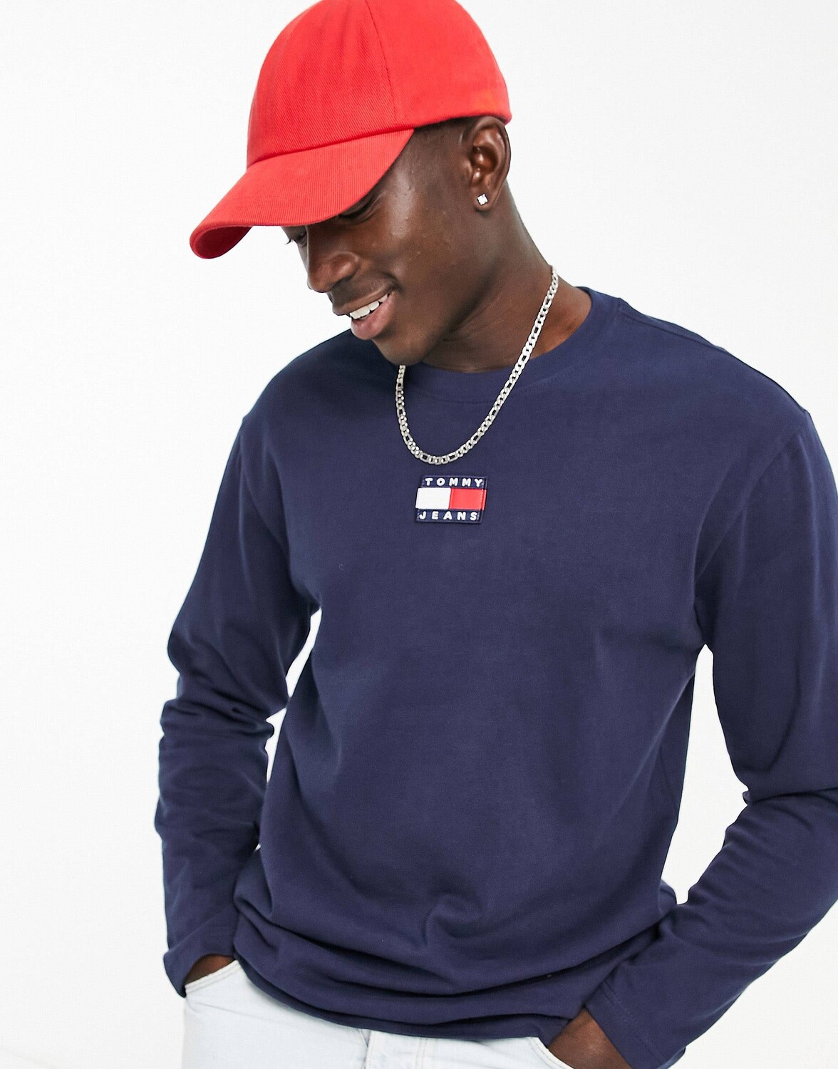 

Темно-синяя футболка с длинными рукавами и логотипом Tommy Jeans