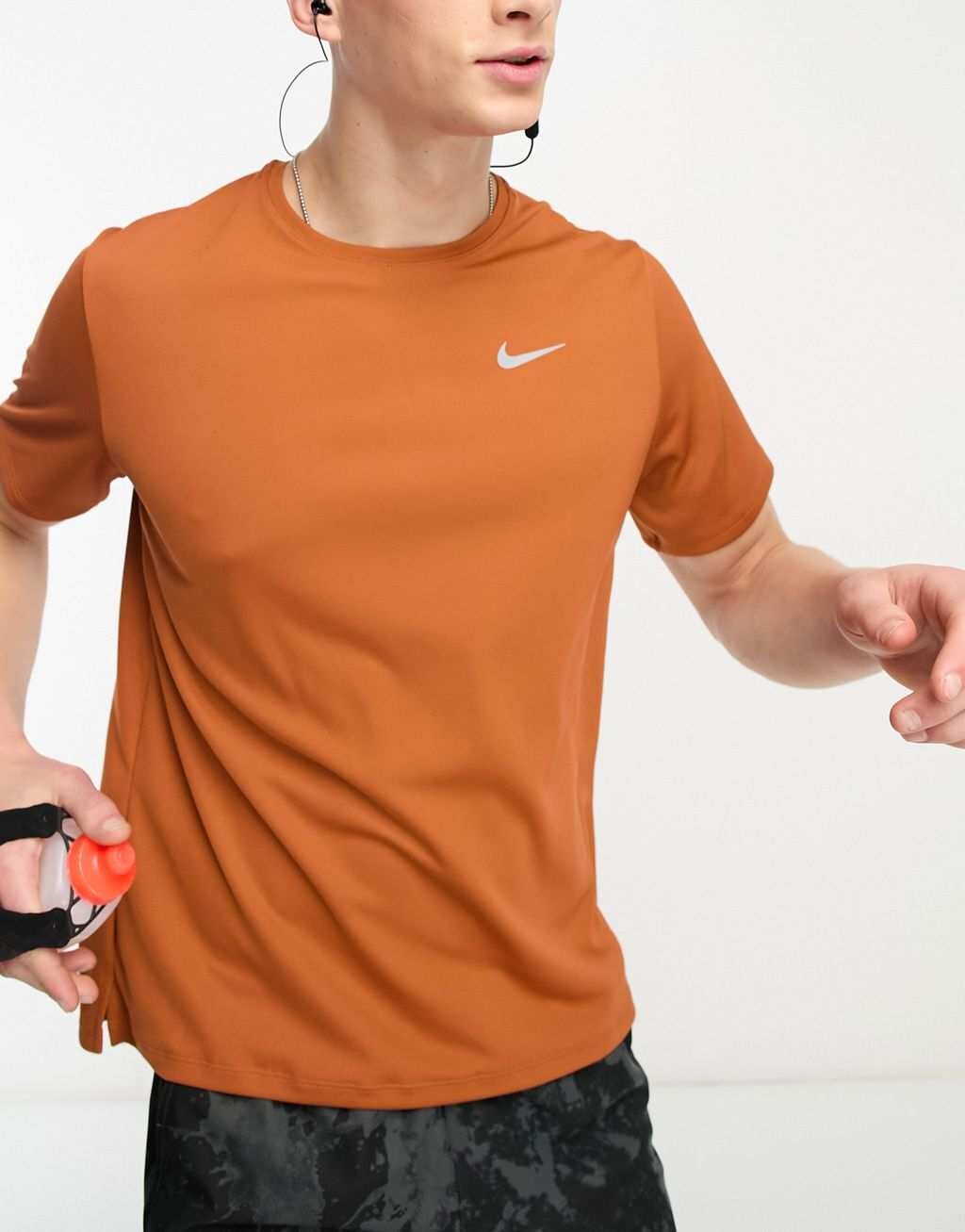 

Оранжевая футболка Nike Running Miler Dri-Fit
