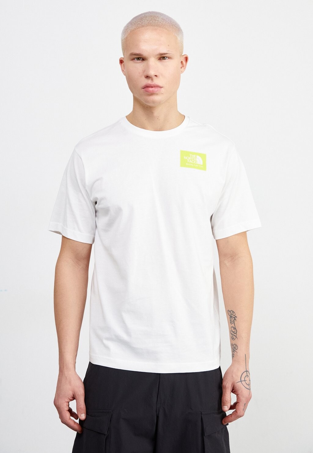 

Футболка с принтом BERKELEY BOX LOGO TEE RELAXED The North Face, цвет white/fizz