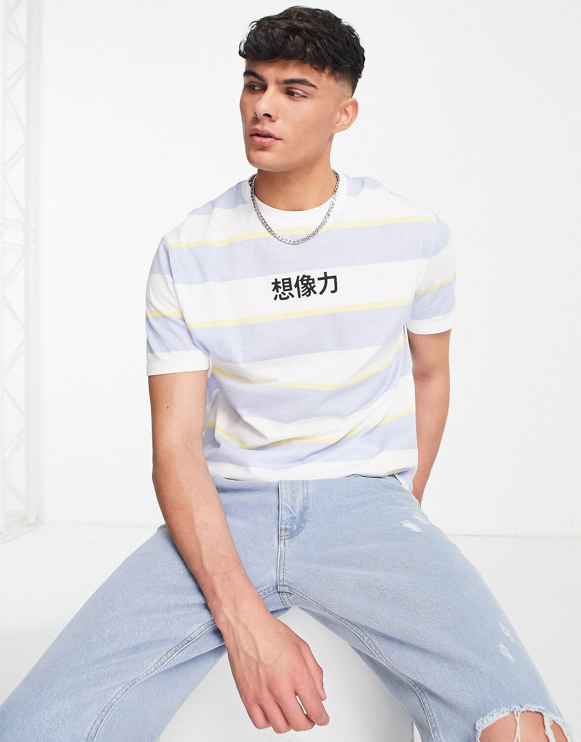 

Синяя футболка в непринужденную полоску с принтом на груди ASOS DESIGN