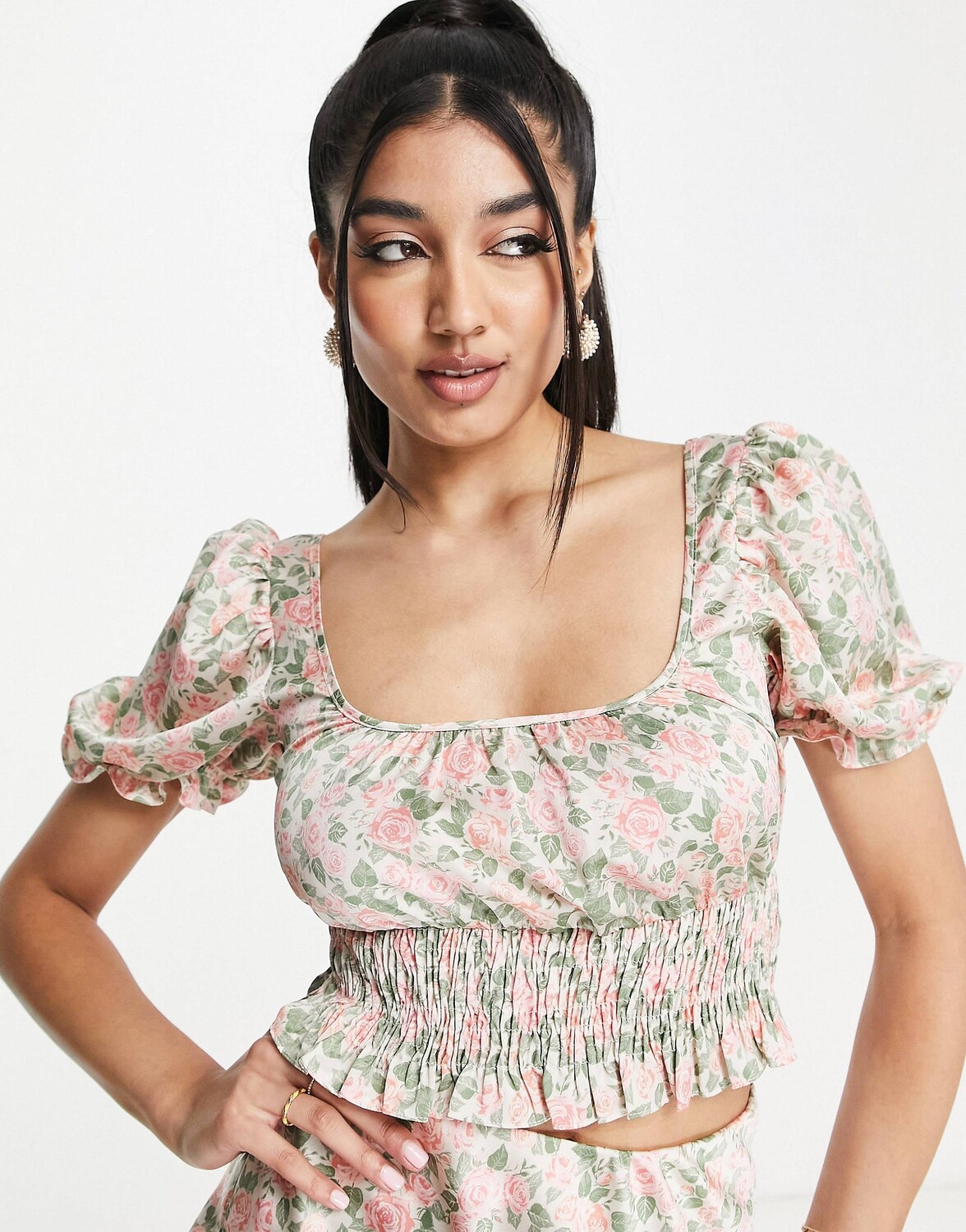 

Сатиновый чайный топ со сборками и принтом роз Miss Selfridge, Коричневый