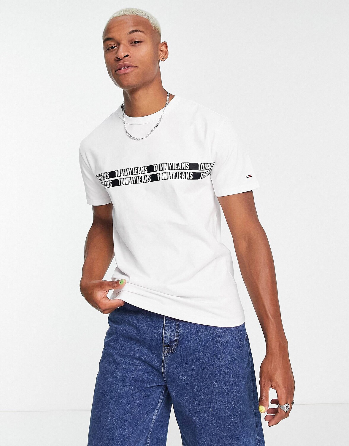 

Белая футболка с логотипом Tommy Jeans
