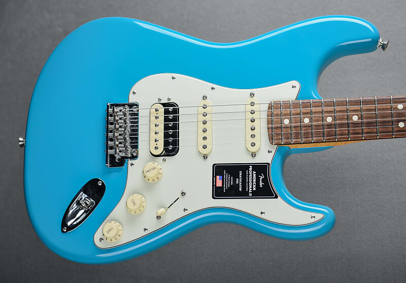 

American Professional II Stratocaster HSS - Синий Майами с палисандровым деревом Fender American Professional II Stratocaster HSS - Miami w/