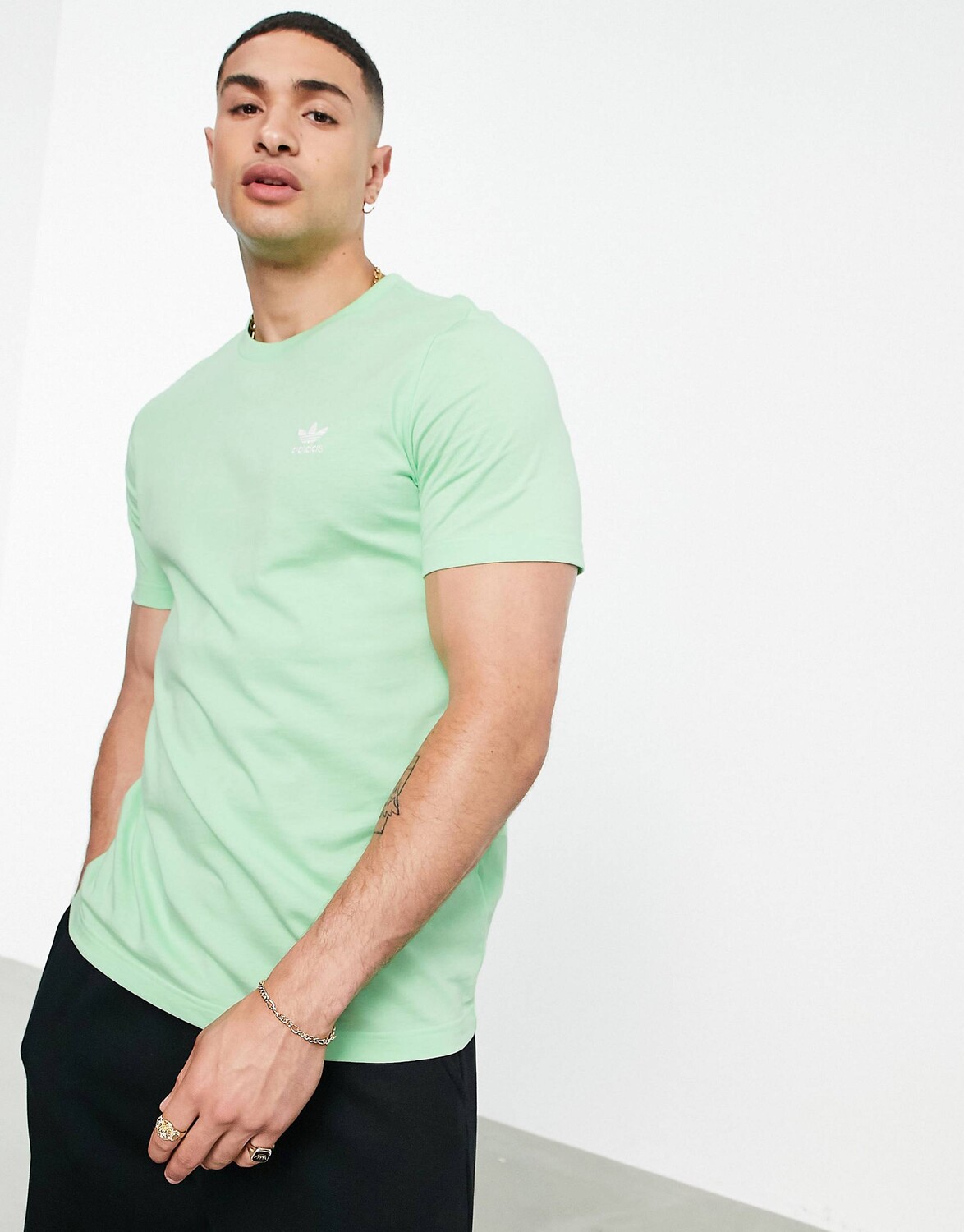 

Мятно-зеленая футболка с логотипом adidas Originals Trefoil Essentials