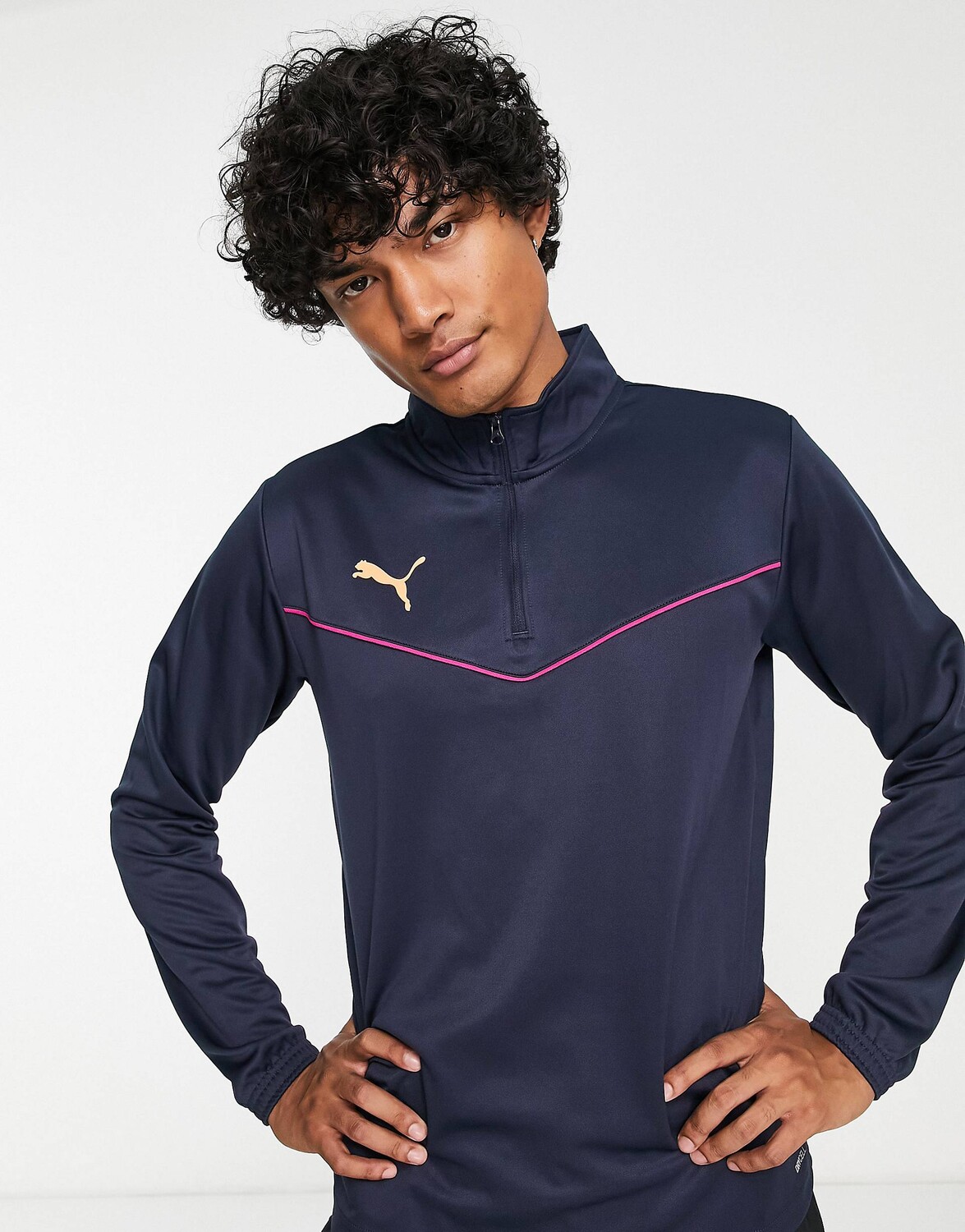 

Футболка Puma Rise в темно-синем и розовом цвете