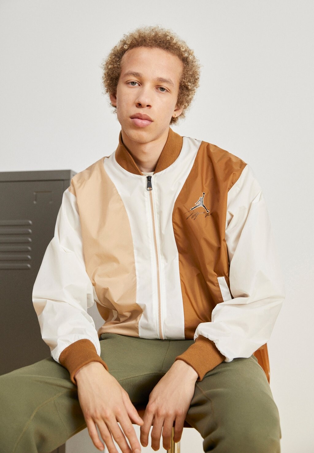 

Ветровка Jordan, цвет light british tan/sail