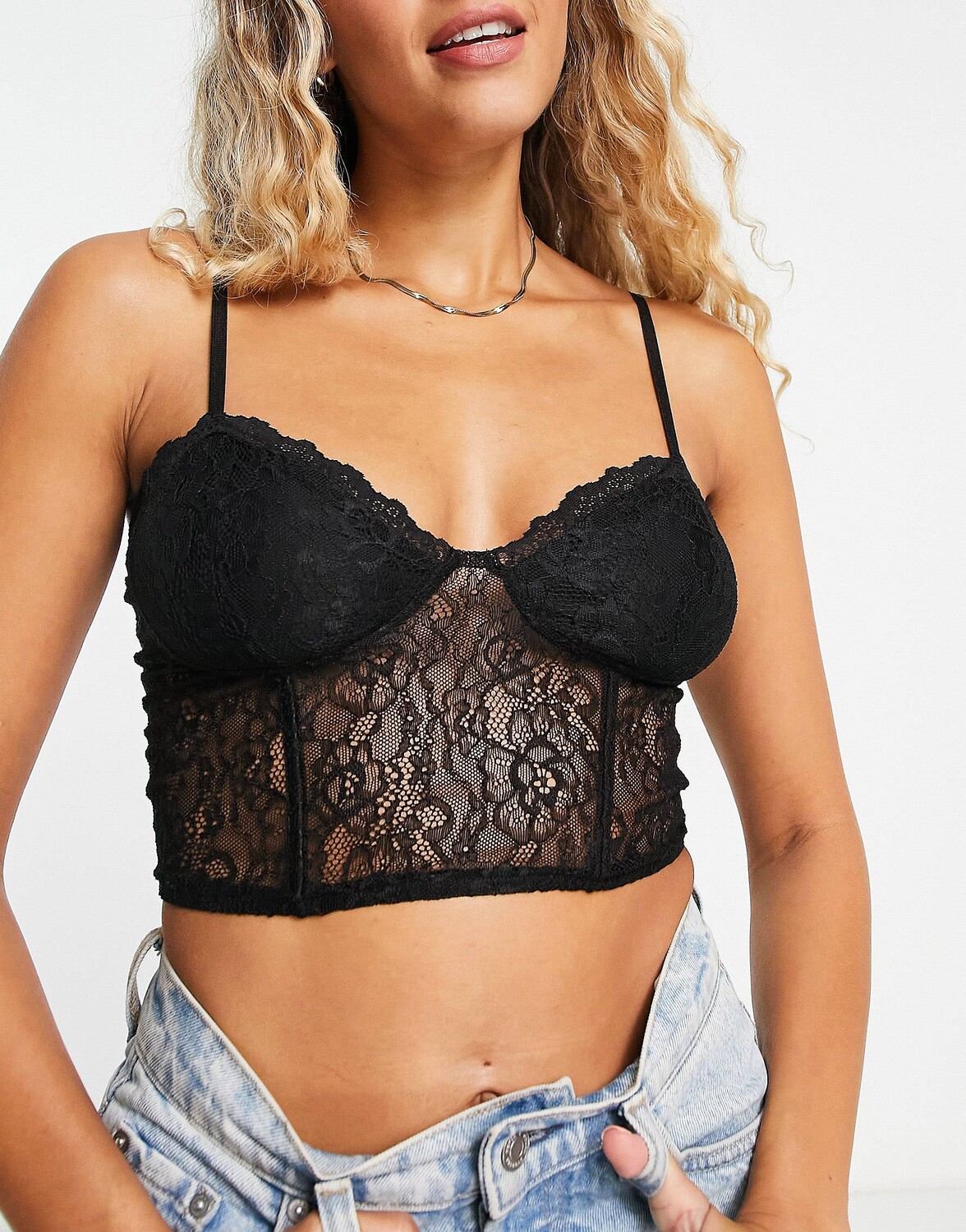 

Черная укороченная кружевная майка ASOS DESIGN