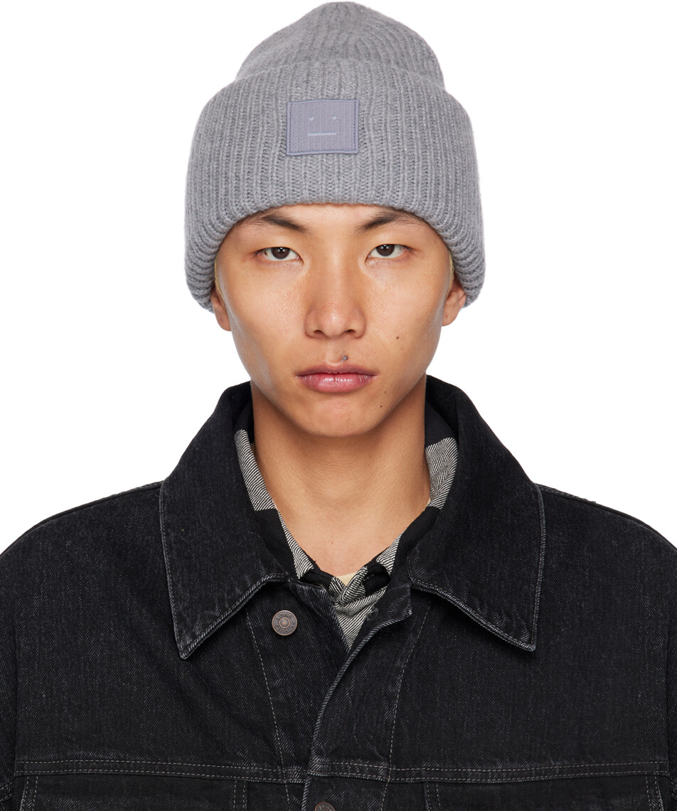 

Серая шапка с большим логотипом Acne Studios