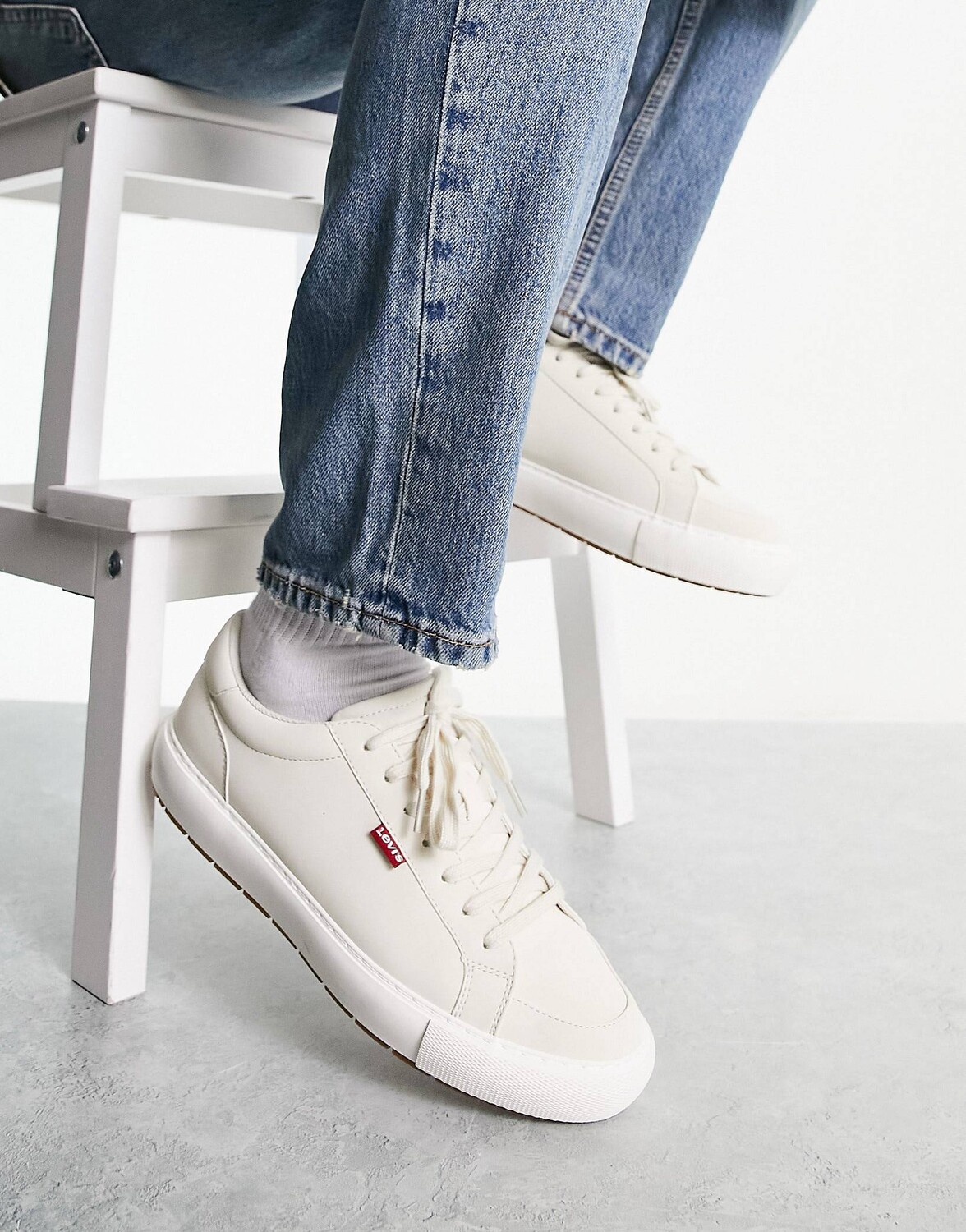 

Прочные кроссовки Levi's woodward кремового цвета с красным логотипом на язычке