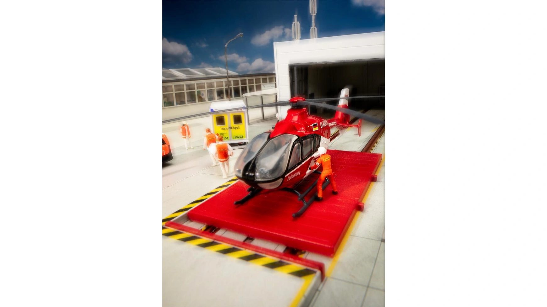 цена Faller Воздушно-спасательный вертолет EC135