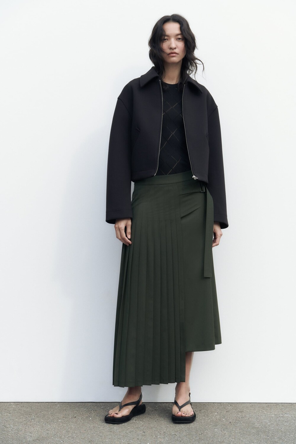 

Короткая куртка с молнией ZARA, черный