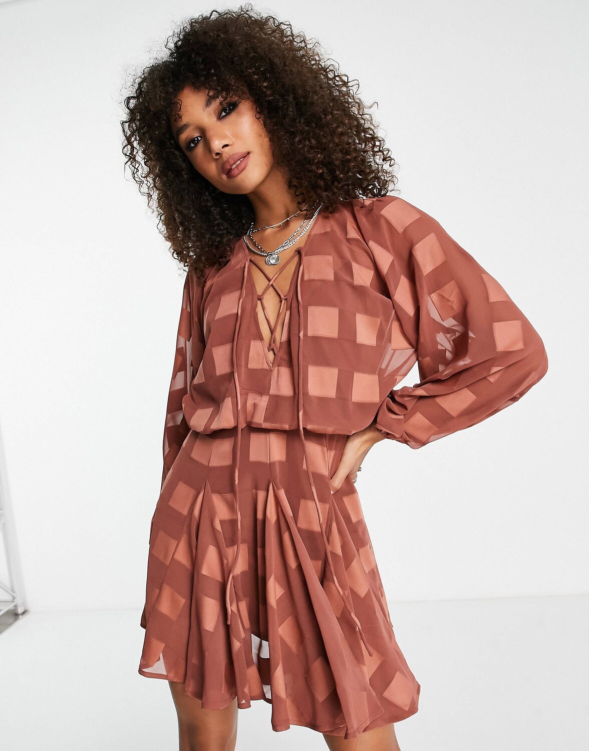 

Коричневое жаккардовое платье с глубоким вырезом и юбкой-годе ASOS DESIGN, Коричневый