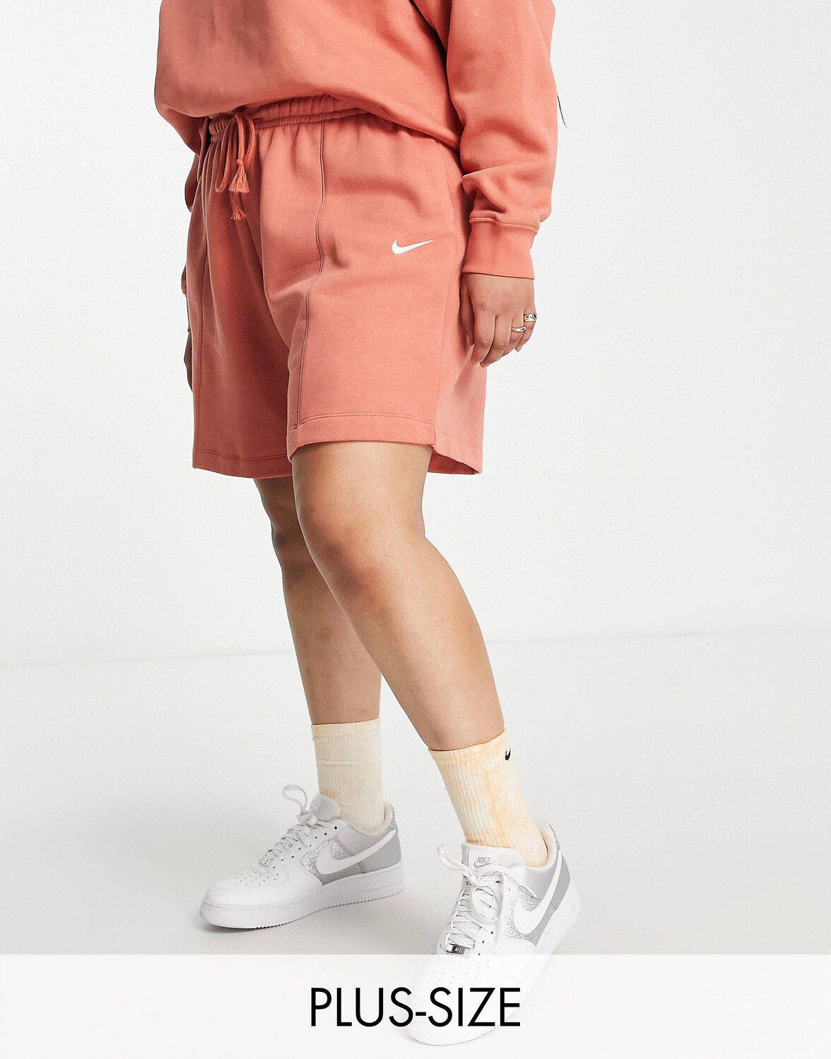 

Флисовые шорты с мини-галочкой Nike Plus из корня марены