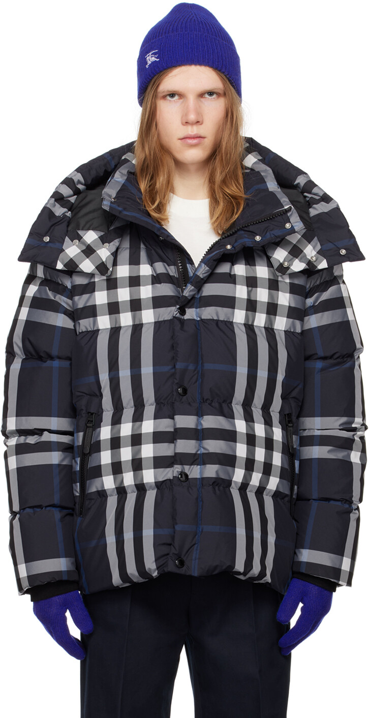 

Темно-синий пуховик в клетку Burberry