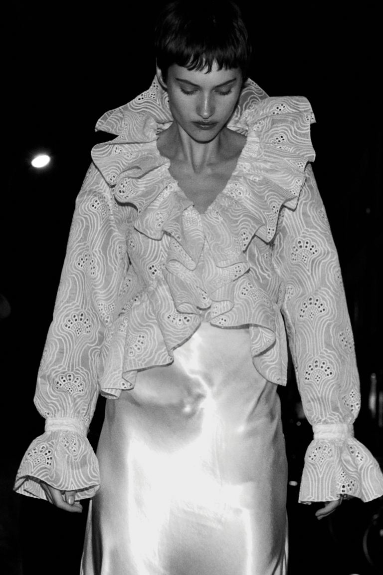 Блузка с воланом H&M, бежевый блузка девочке с длинными рукавами хлопчатобумажная 9 мес 71 см бежевый