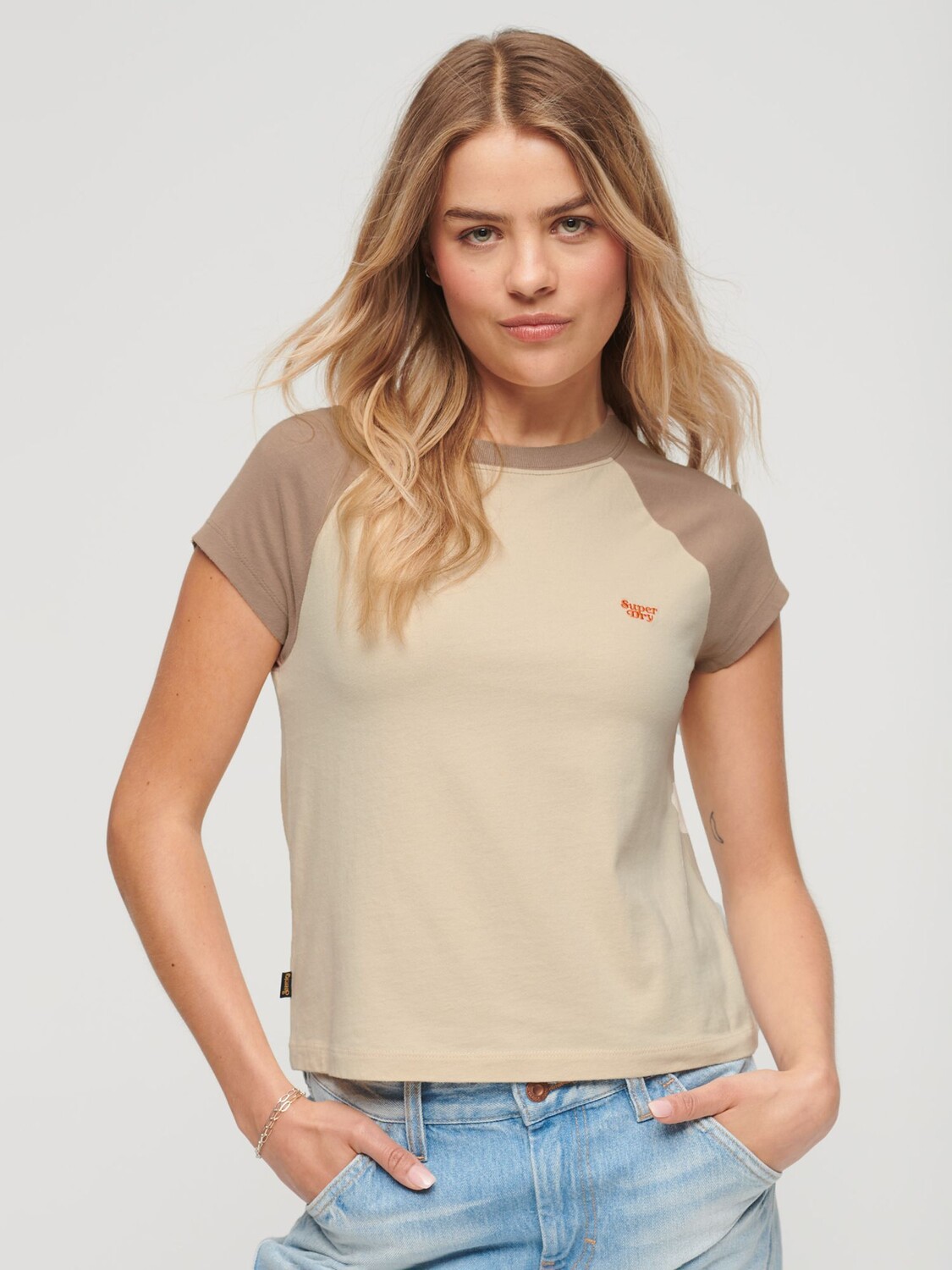 

Футболка реглан с логотипом Essential из органического хлопка Superdry, тапиока/песочно-коричневый