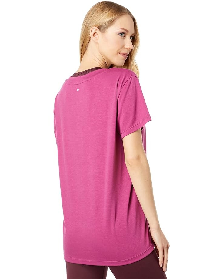

Футболка THRIVE SOCIETE Relaxed V-Neck Tee, цвет Peony