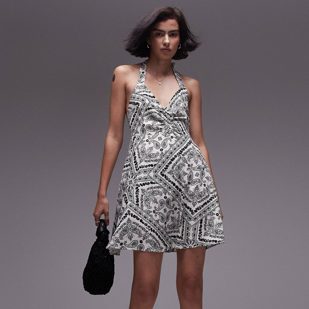 цена Платье Topshop Mini With Halter Neckline In Bandana Style Pattern, черный/белый