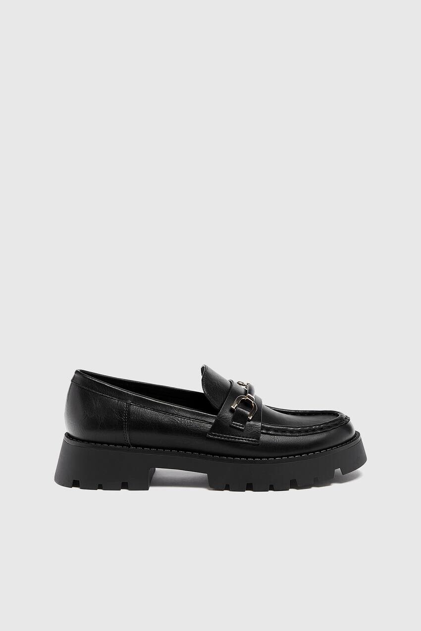 

Мокасины с металлической деталью Pull&Bear, черный