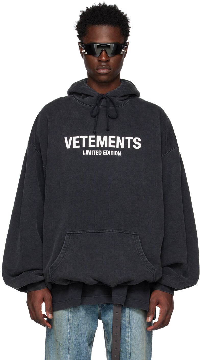 

Черный худи с принтом VETEMENTS