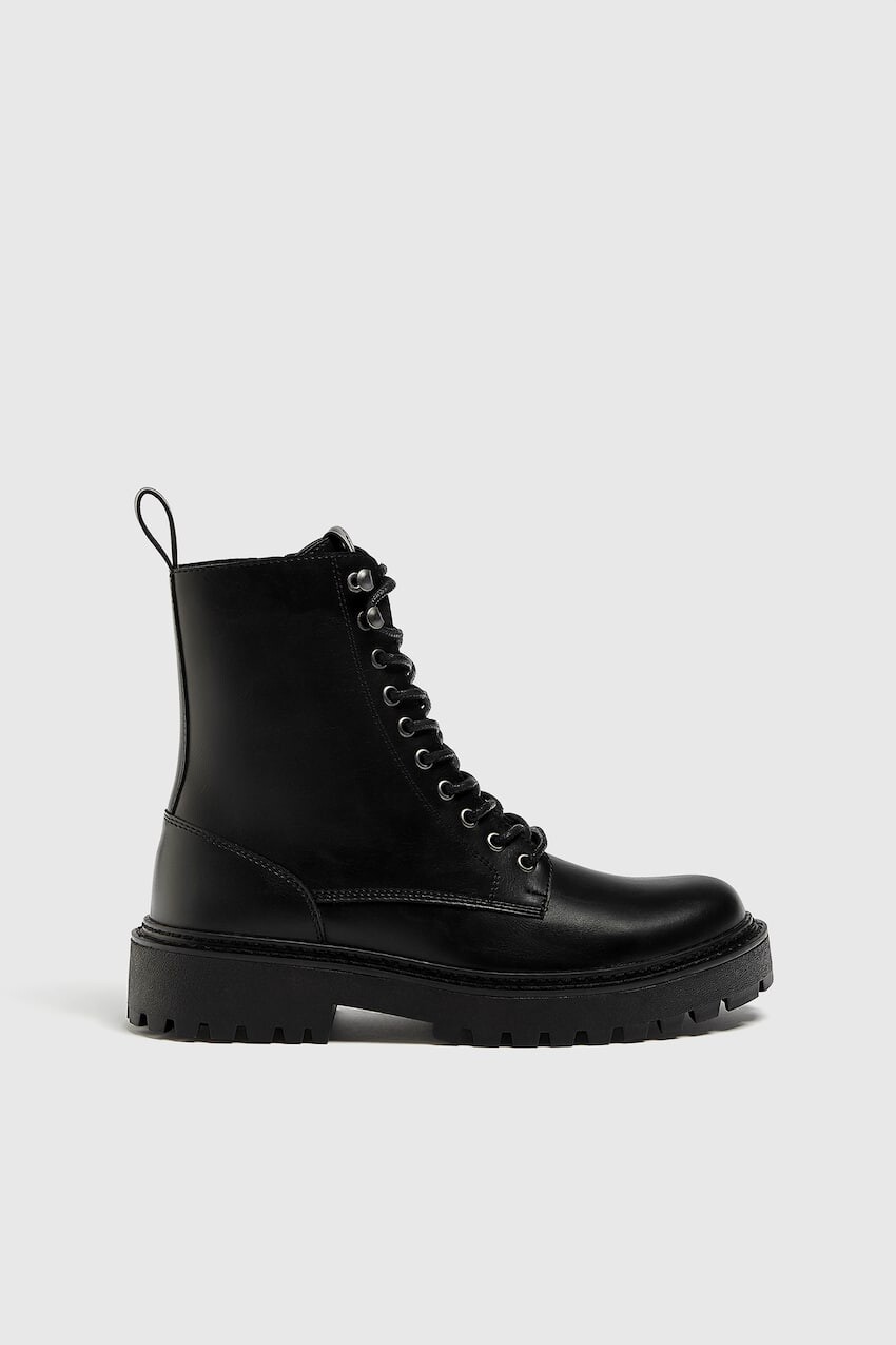

Спортивные ботинки на шнуровке Pull&Bear, черный