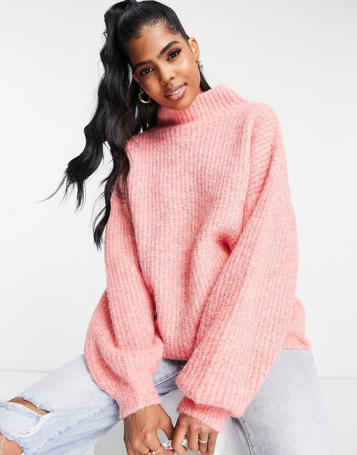 

Розовый джемпер с высоким воротником из пушистой пряжи ASOS DESIGN