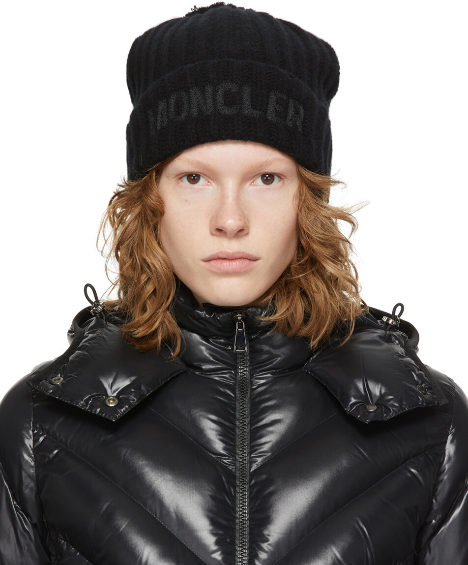 

Черная шерстяная шапка с помпоном и логотипом Moncler