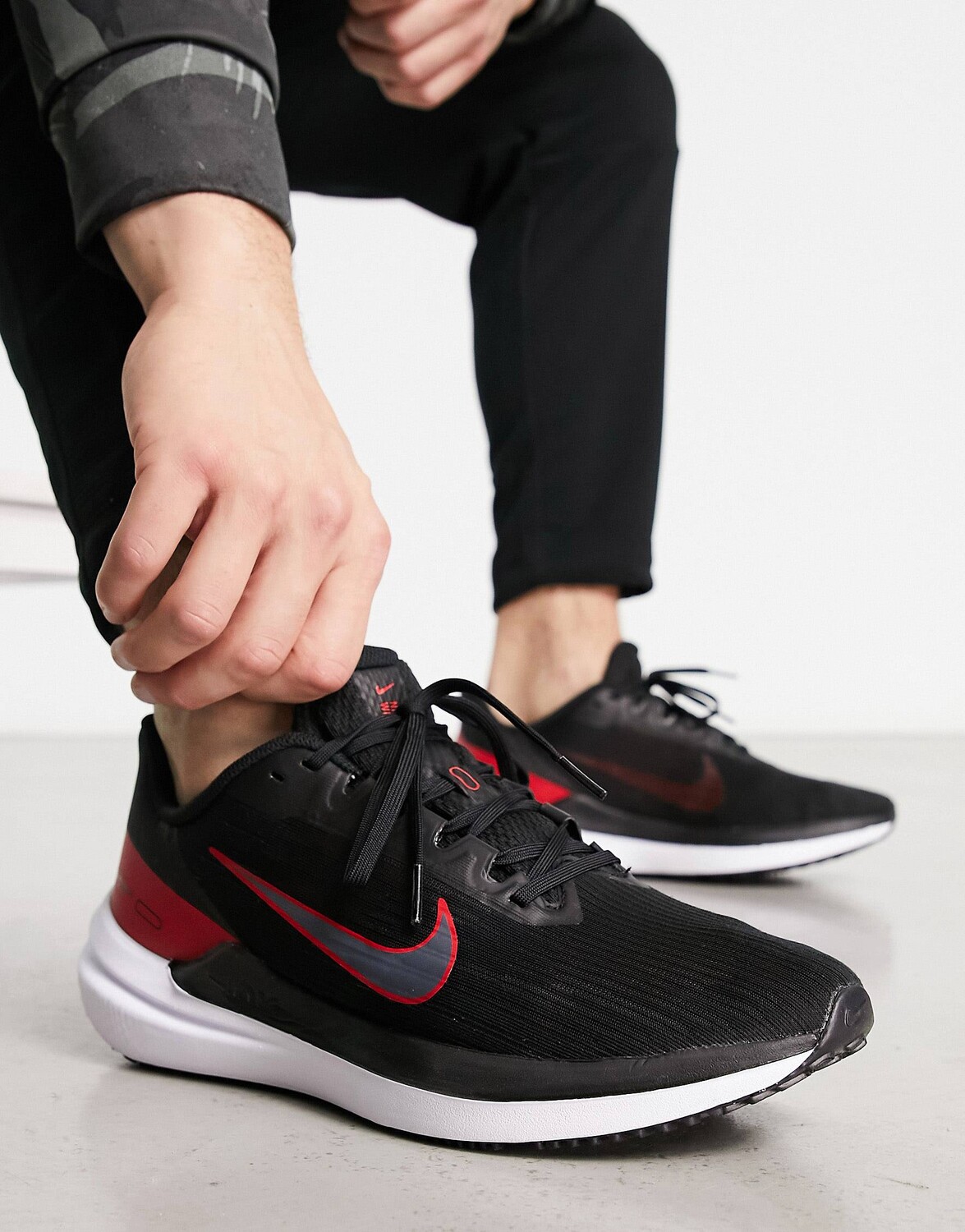

Черные и красные кроссовки Nike Running Air Winflo 9