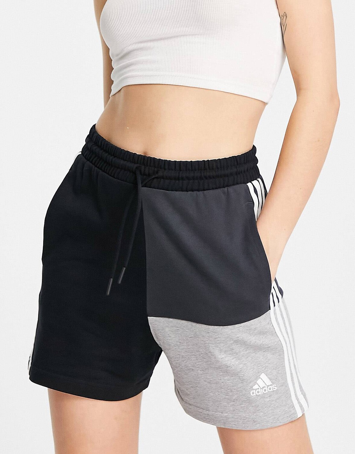 

Черные шорты в стиле колор-блок adidas Sportswear, Черный