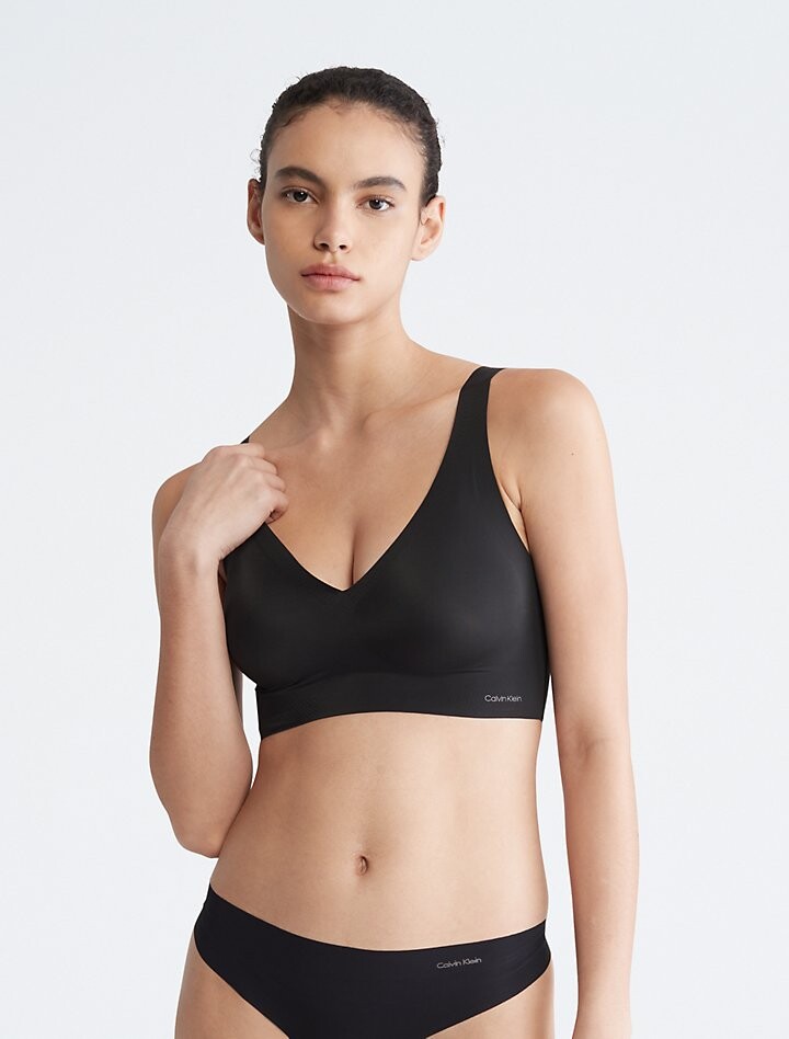 

Комфортный бюстгальтер с V-образным вырезом на легкой подкладке Invisibles Calvin Klein, черный