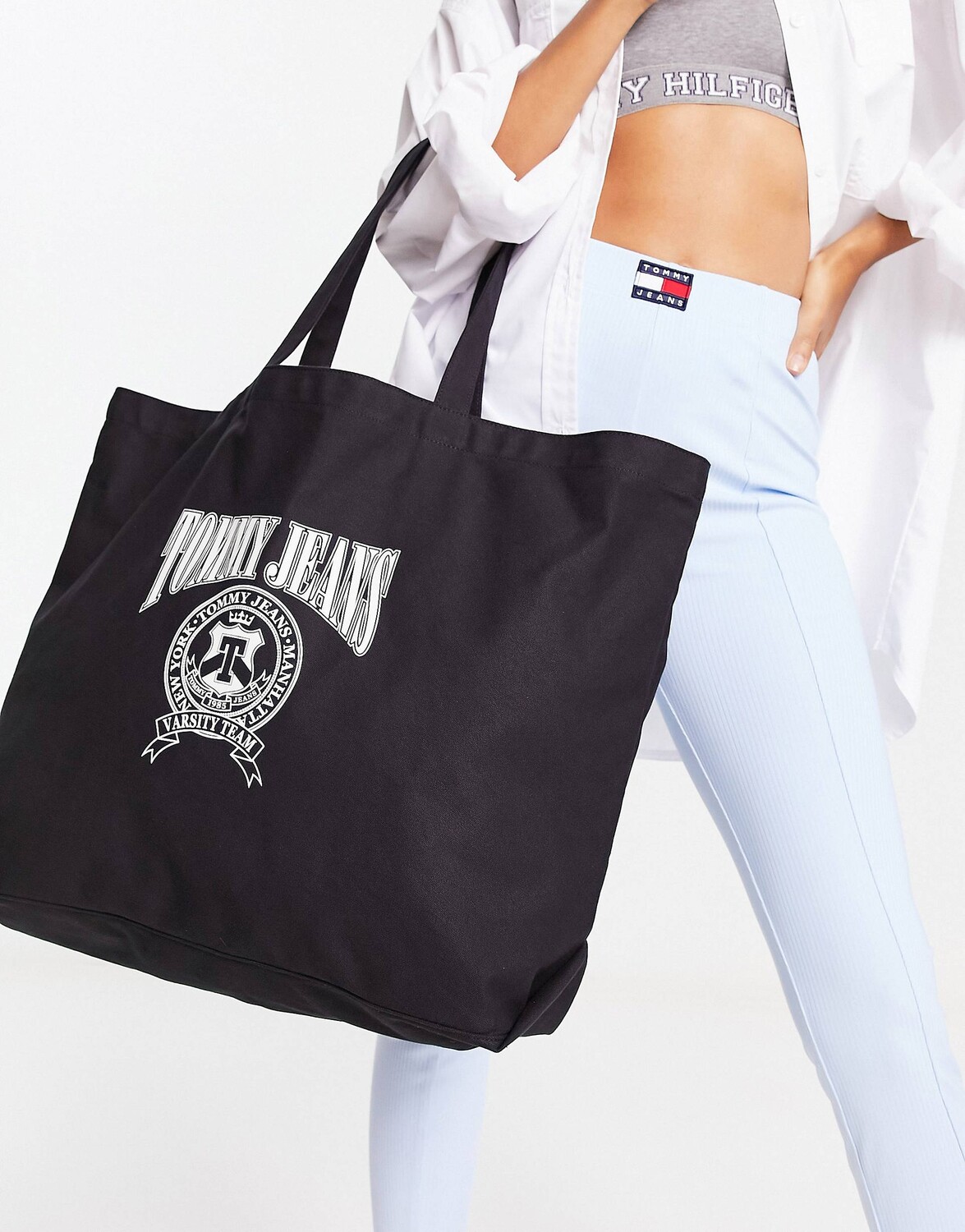 

Черная большая сумка из плотной ткани с логотипом Tommy Jeans