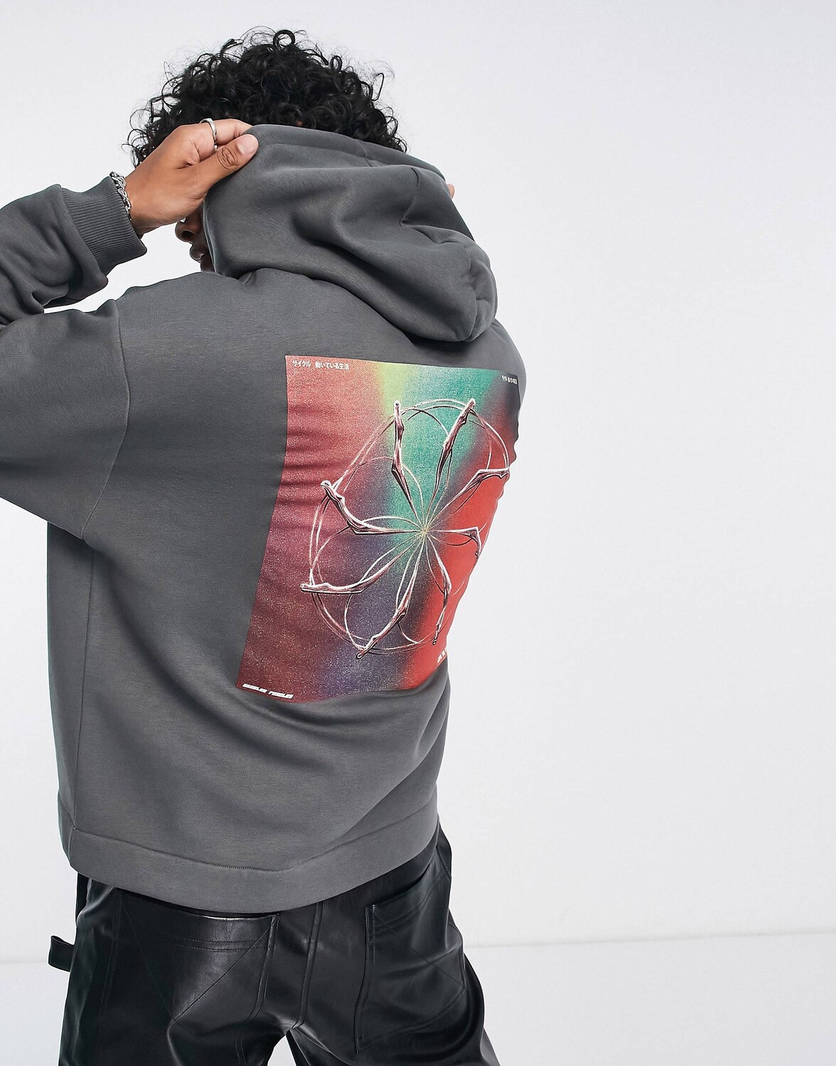

Серая укороченная худи оверсайз с вырезом и принтом на спине ASOS DESIGN