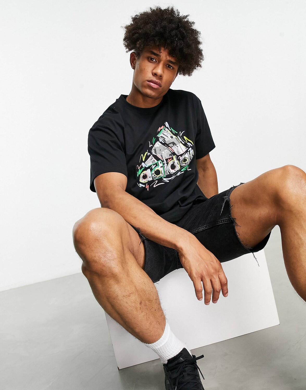 

Черная футболка adidas Sportswear Pride
