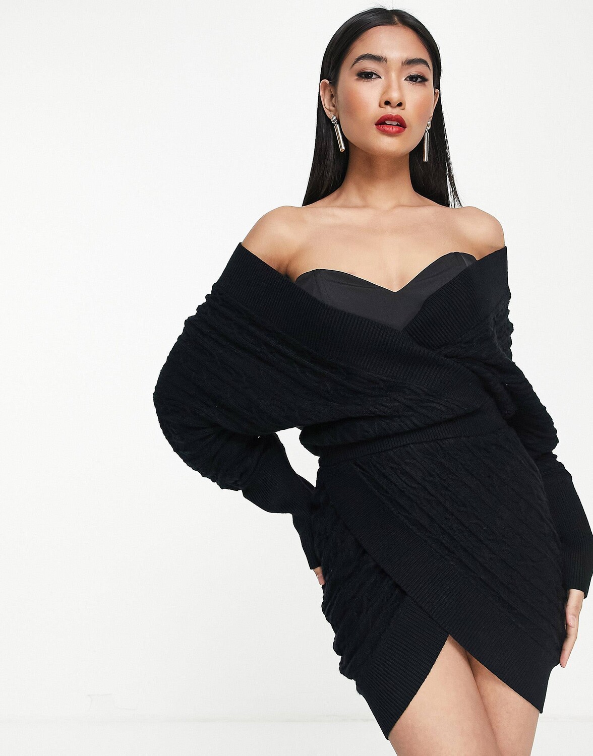 

Вязаное мини-платье с открытыми плечами и корсетным лифом ASOS DESIGN