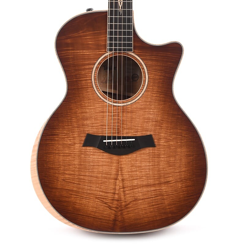 

Taylor Custom Grand Auditorium Master Grade Koa Satin Shaded Edgeburst с переплетом из фигурного клена и инкрустацией в виде букета (серийный номер 1207282192)
