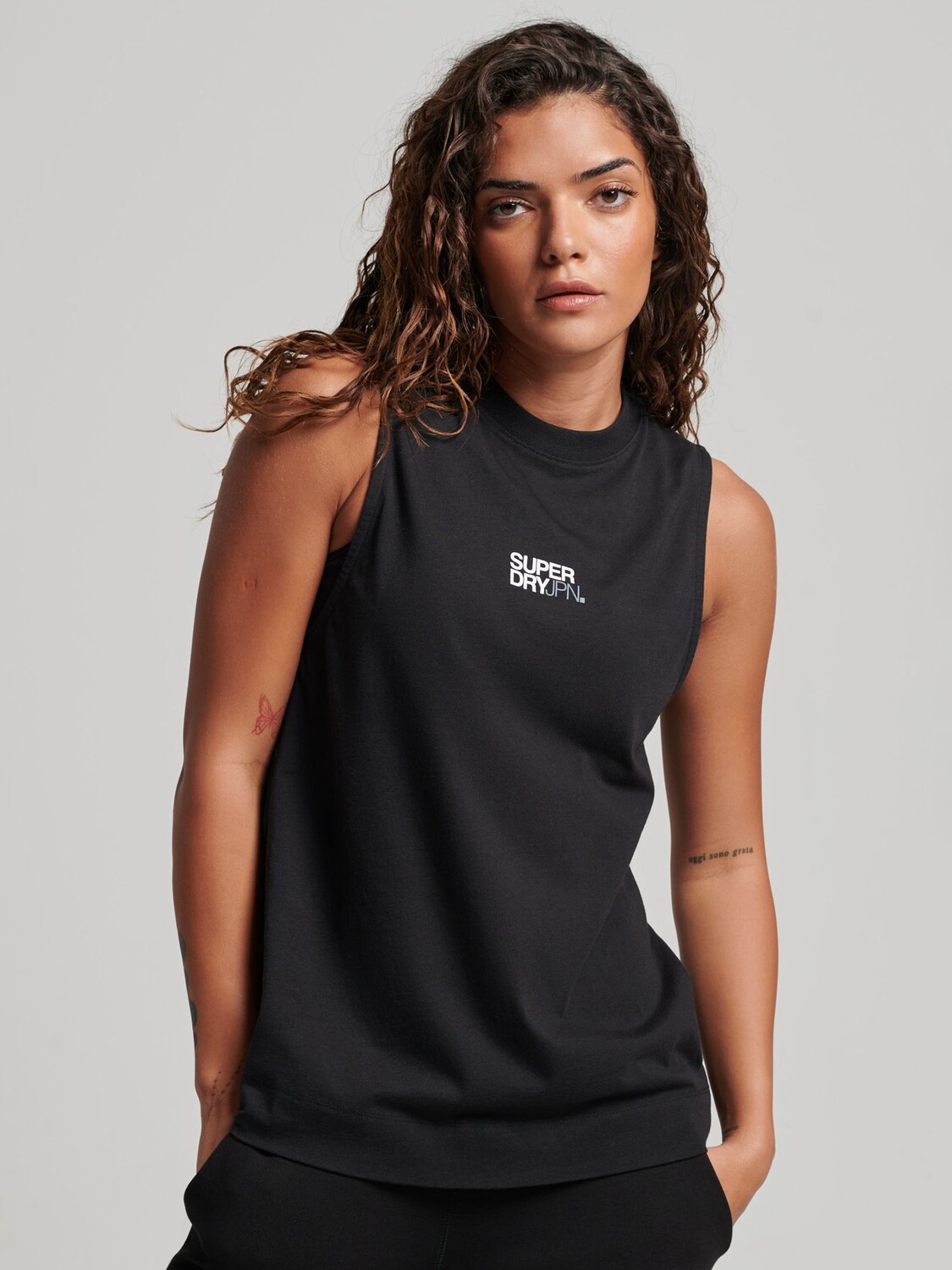 

Удлиненная майка с воротником-стойкой Superdry из смеси органического хлопка, черная