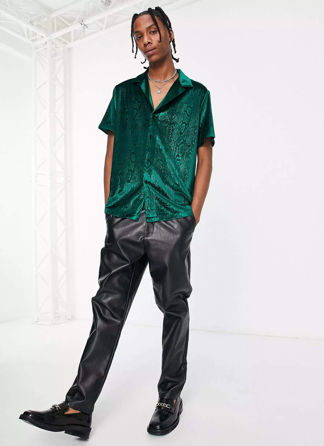 

Рубашка Asos Design Relaxed Velvet With Embossed Snake Print, изумрудный